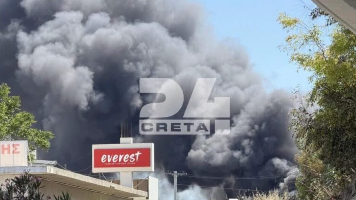 Φωτιά σε αποθήκη ξυλείας, κοντά σε σπίτια στο Ηράκλειο
