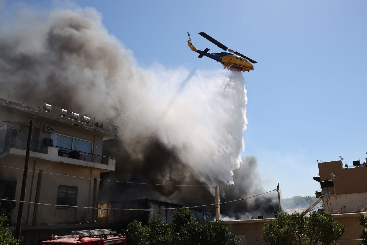 Φωτιά σε εργοστάσιο στο Ηράκλειο