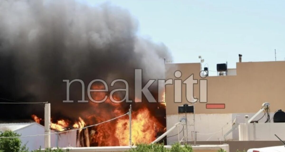 Φωτιά σε αποθήκη ξυλείας, κοντά σε σπίτια στο Ηράκλειο
