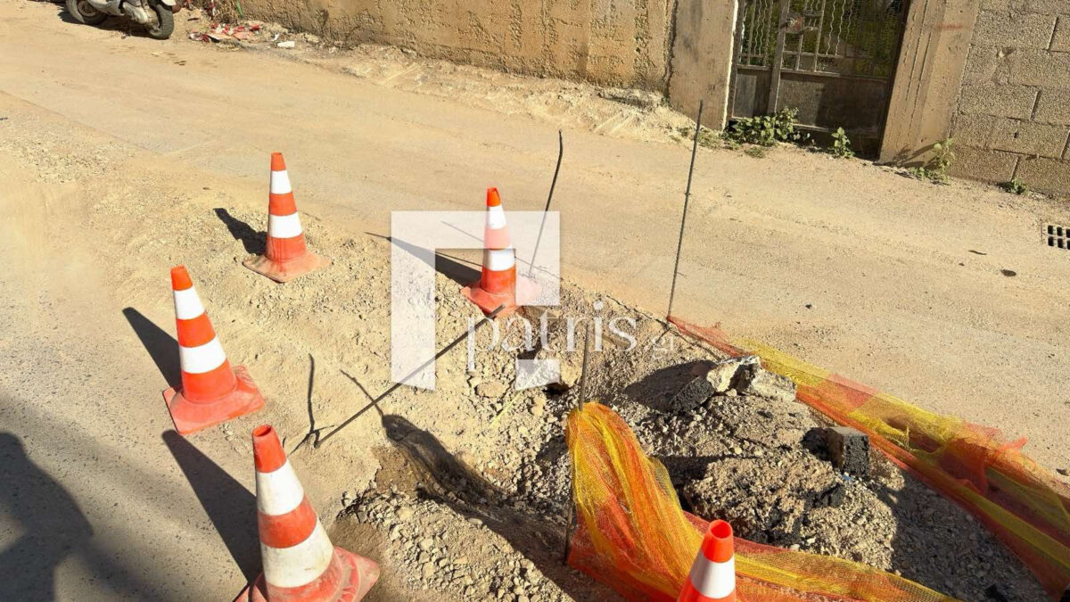 Οι σιδερόβεργες που εξέχουν στη λακκούβα