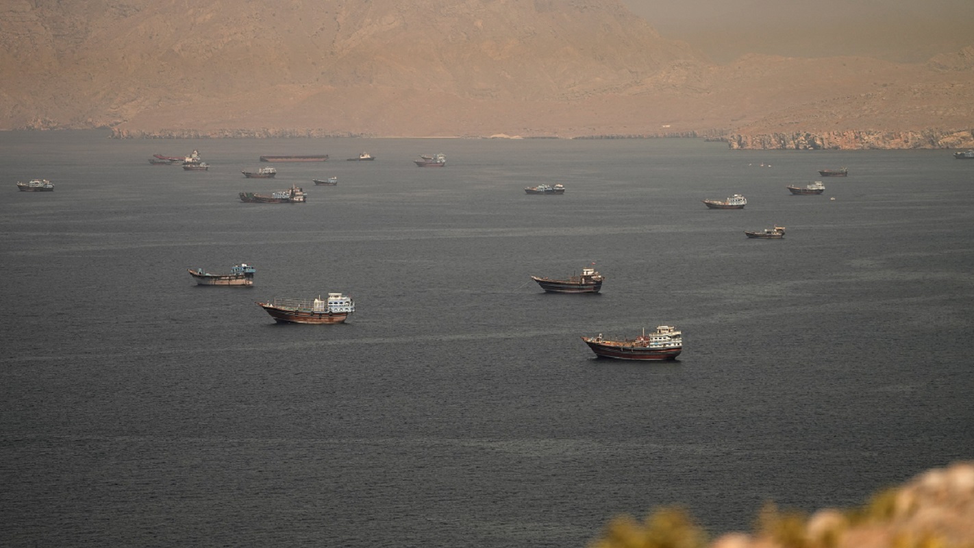 Ελληνικών συμφερόντων πλοίο χτυπήθηκε από βλήμα στα Στενά του Ορμούζ - Φέρεται να αγνοείται ναυτικός