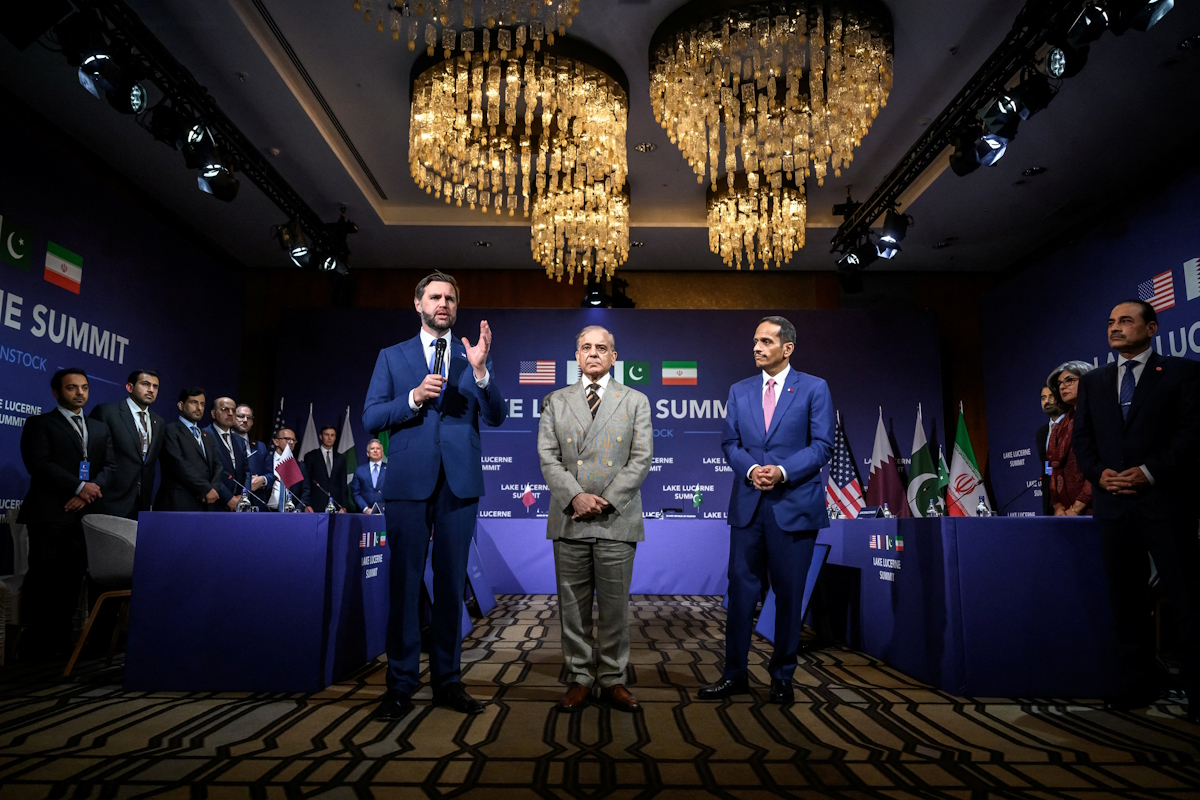 Ο Αμερικανός Αντιπρόεδρος, JD Vance σε ένα διάλειμμα των διαπραγματεύσεων στο πολυτελές ξενοδοχείο στο Burgenstock της Ελβετίας