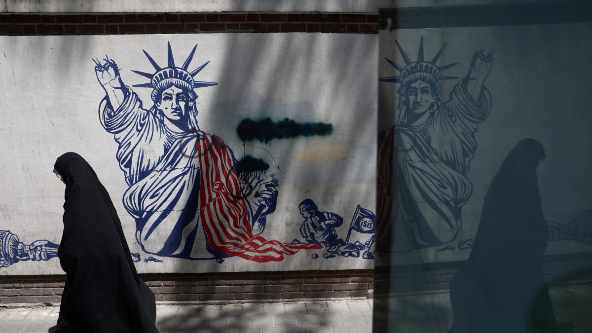 FILE PHOTO: A woman walks past an anti-U.S. mural on a street in Tehran, Iran, June 1, 2026. Majid Asgaripour/WANA (West Asia News Agency) via REUTERS ATTENTION EDITORS - THIS PICTURE WAS PROVIDED BY A THIRD PARTY. ISRAEL OUT. NO COMMERCIAL OR EDITORIAL SALES IN ISRAEL. NO ACCESS FOR ISRAELI MEDIA. NO USE BBC PERSIAN. NO USE VOA PERSIAN. NO USE MANOTO. NO USE IRAN INTERNATIONAL. NO USE RADIO FARDA. DIGITAL: NO USE BBC PERSIAN. NO USE VOA PERSIAN. NO USE MANOTO. NO USE IRAN INTERNATIONAL. NO USE RADIO FARDA./File Photo