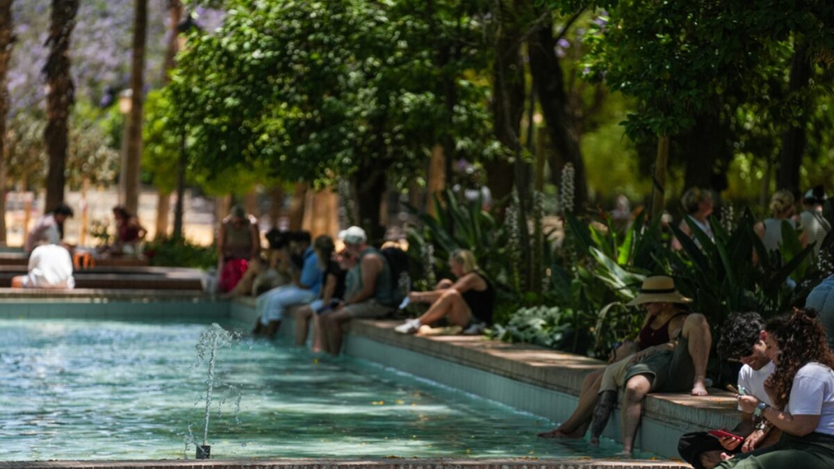 In the middle of May, tourists walk the streets of Seville looking for shade and water. On 27 May 2026 in Seville, Andalusia (Spain), a strong African anticyclone has sent temperatures soaring in Seville, where highs of 37 °C are expected between Wednesday and Thursday, reaching 40 °C at the weekend and early June. Minimums will not fall below 18-22 °C, leading to tropical nights and a very dry and sultry atmosphere, with possible arrival of calima. 27 MAY 2026 María José López / Europa Press 05/27/2026