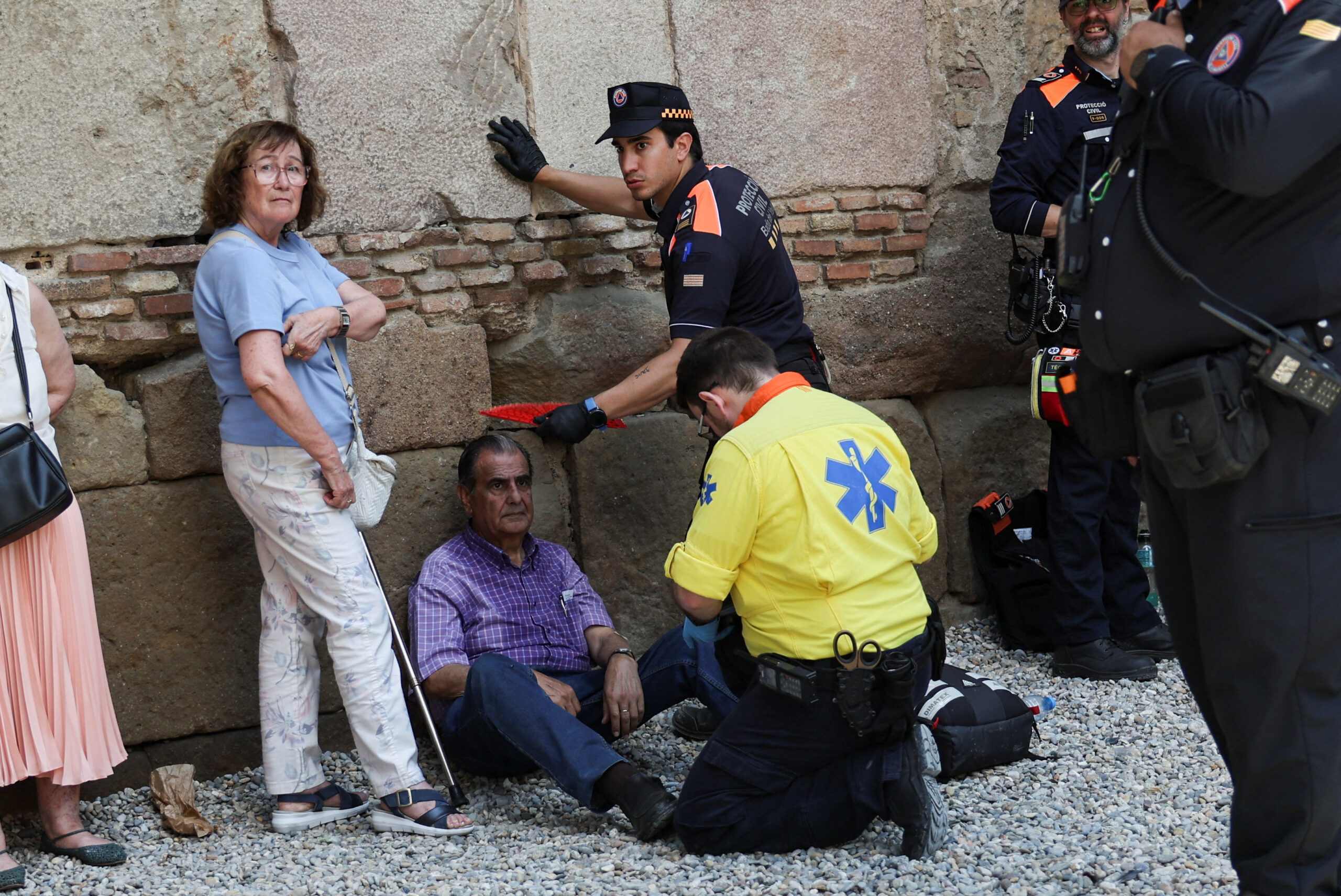 Άνδρας δέχεται τις πρώτες βοήθειες μετά από εξάντληση που ένιωσε λόγω ζέστης