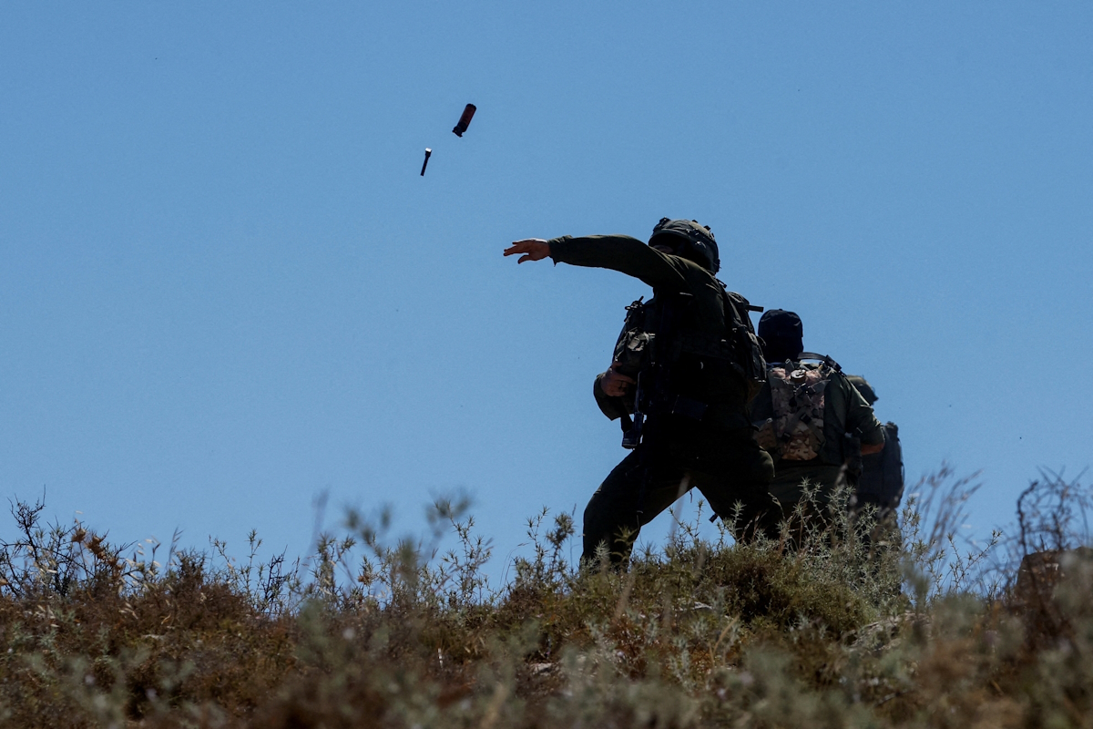Η στιγμή που Ισραηλινός στρατιώτης ανοίγει πυρ και