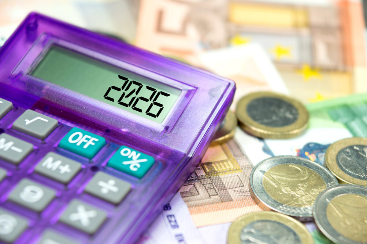 Φρένο στον πληθωρισμό με παρεμβάσεις σε ακρίβεια, μέτρα για συνεπείς οφειλέτες και μειώσεις φόρων