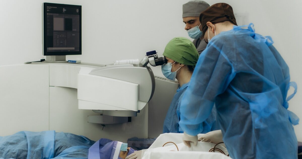 Laser για μυωπία το καλοκαίρι: Μύθοι και αλήθειες για την ιδανική εποχή της επέμβασης