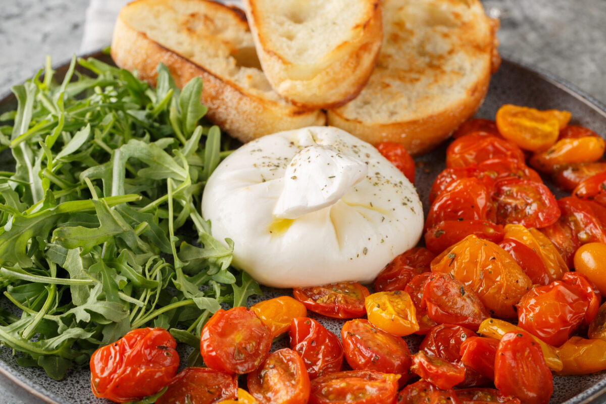 Συνταγή για ζεστή σαλάτα burrata με ψητά ντοματίνια