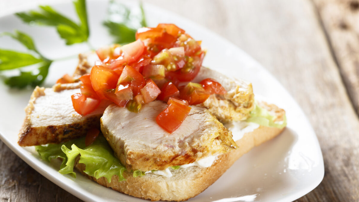 Sandwich with chicken and tomato sauce