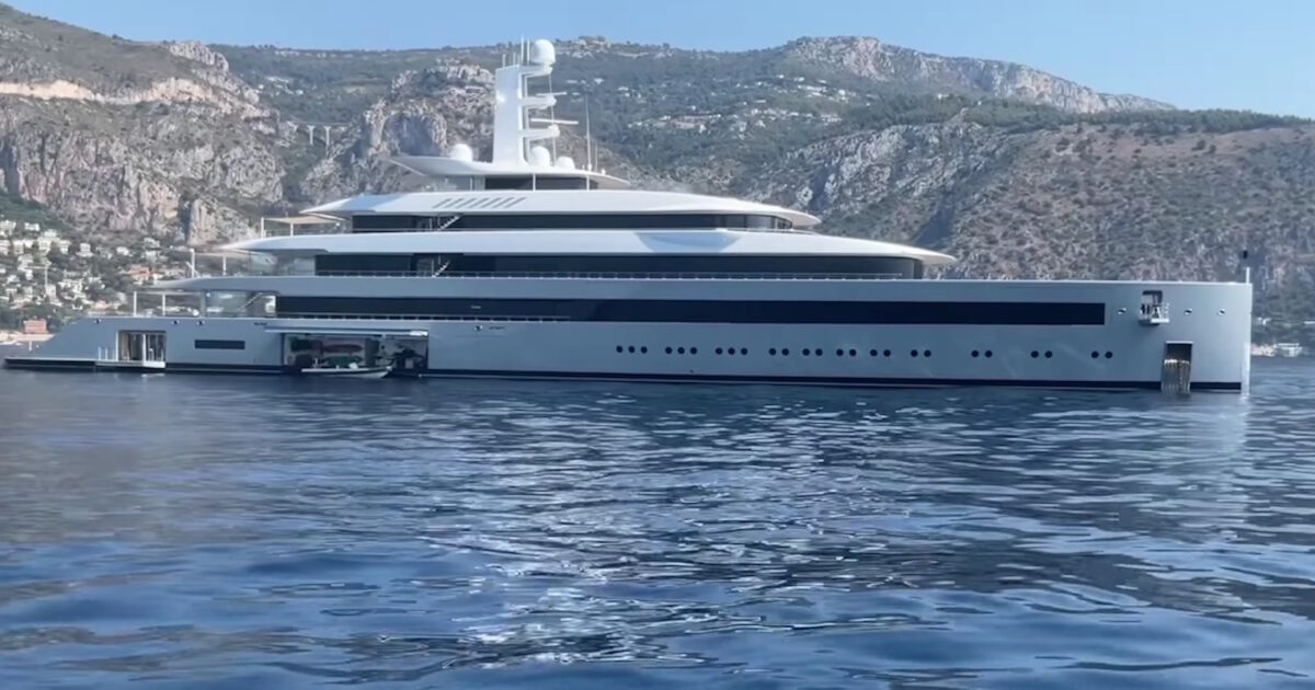 Στην Βάρκιζα το superyacht του ιδρυτή του Whatsapp: Ο Jan Koum και το υπερπολυτελές Moonrise των 220 εκ. δολαρίων