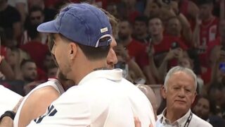 Ολυμπιακός – Παναθηναϊκός: Η αγκαλιά του Χουάντσο με τον Βεζένκοφ μετά το τέλος του 5ου τελικού της GBL