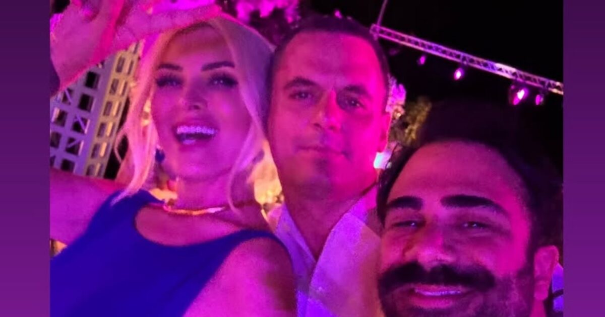 Κατερίνα Καινούργιου: Σπάνια βραδινή έξοδος με τον Παναγιώτη Κουτσουμπή σε γάμο στο Λαγονήσι