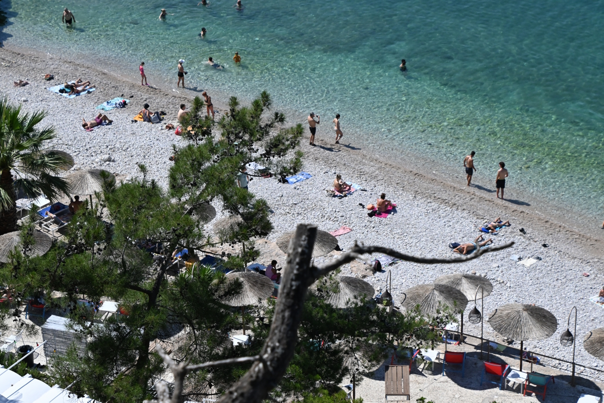Καιρός σήμερα: Ζέστη με 33 βαθμούς – Βροχές στα ηπειρωτικά κ