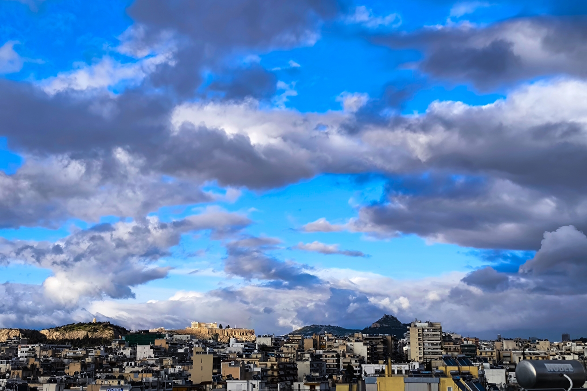Καιρός σήμερα: Υψηλές θερμοκρασίες έως 33°C με βροχές και καταιγίδες σε Αττική και Θεσσαλονίκη