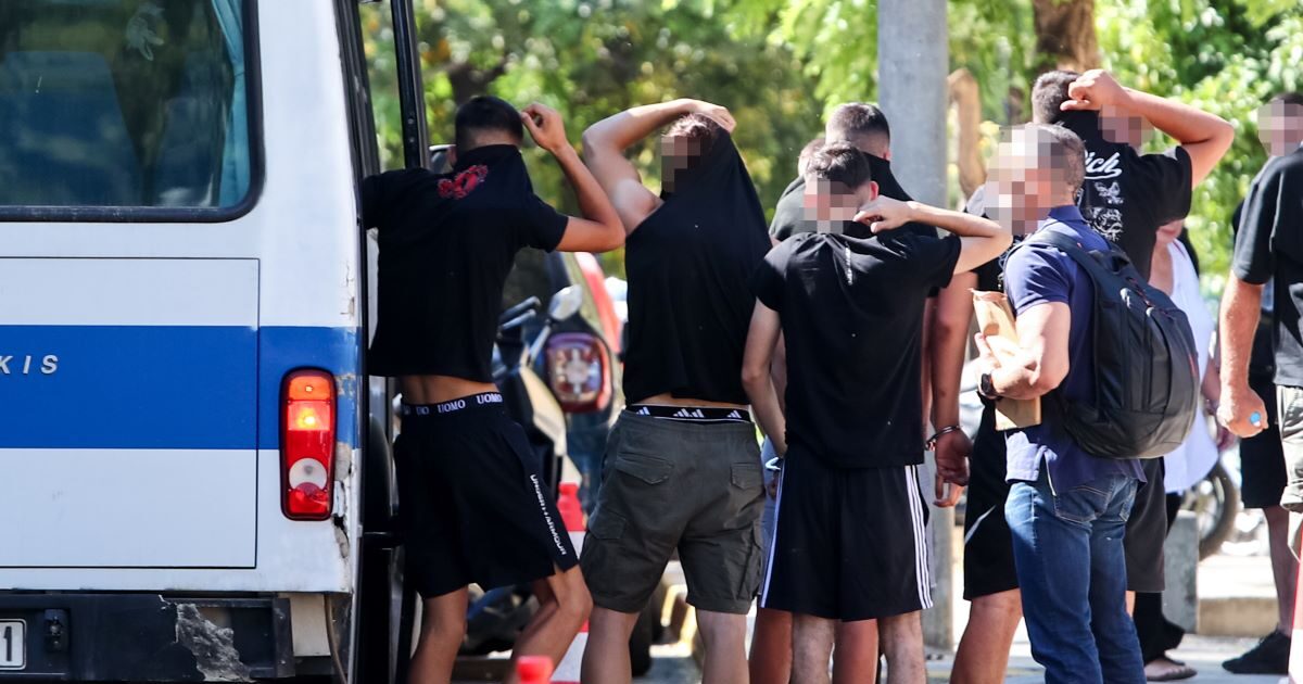 Καλλιθέα: «Ήταν σε άμυνα, τον κυνηγούσαν τρία άτομα» λέει ο πατέρας του ανήλικου που μαχαίρωσε τον 15χρονο – Στον εισαγγελέα οι 7 συλληφθέντες
