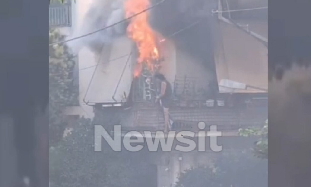 Φωτιά στην Καλλιθέα: Συγκλονιστικό βίντεο από την πτώση της γυναίκας από το μπαλκόνι – «Πήδα γιαγιά, θα σε πιάσω»