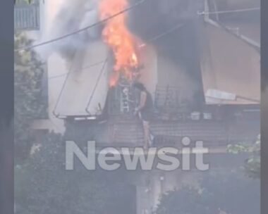 Φωτιά στην Καλλιθέα: Συγκλονιστικό βίντεο από την πτώση της γυναίκας από το μπαλκόνι – «Πήδα γιαγιά, θα σε πιάσω»