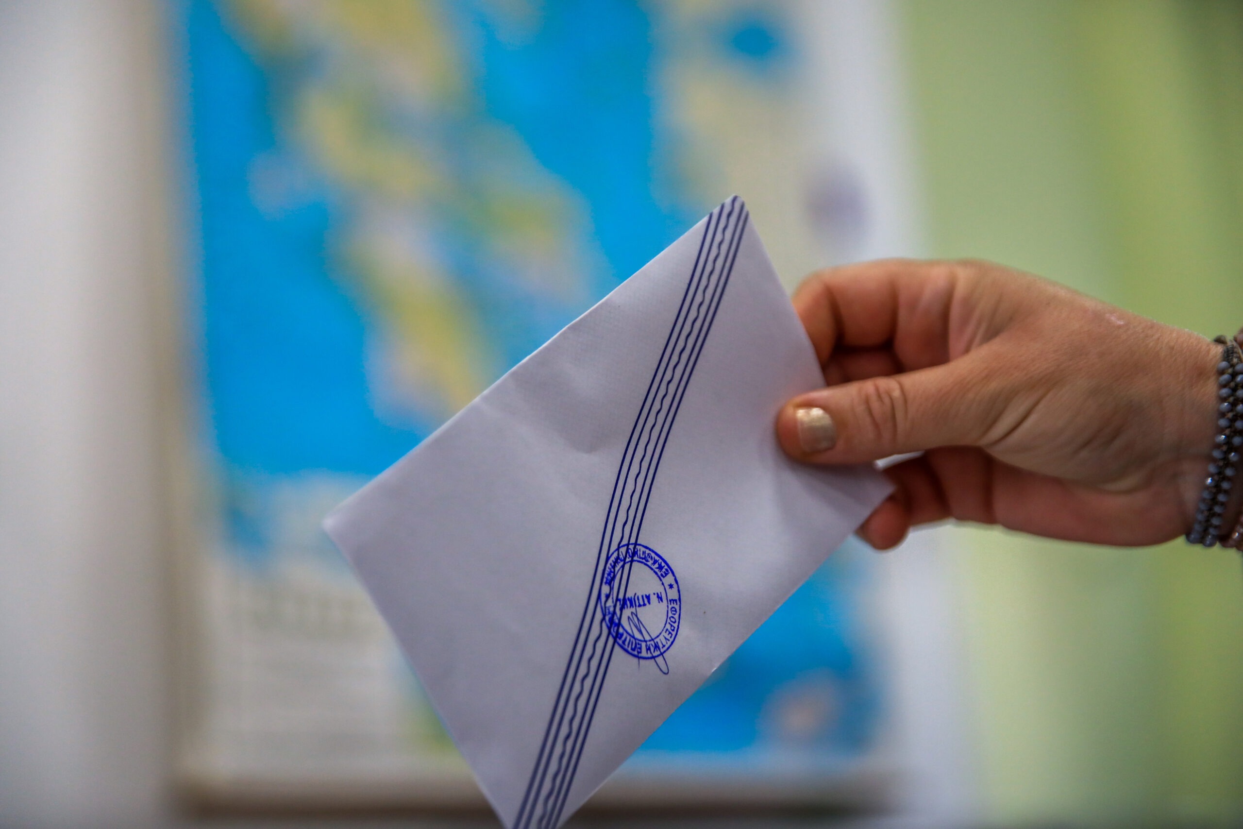 Δημοσκόπηση Interview: Προβάδισμα 12 μονάδων της ΝΔ έναντι της ΕΛΑΣ, τρίτο το ΠΑΣΟΚ – Μοιρασμένοι οι πολίτες για «εκλογές τώρα»