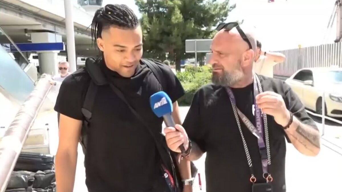 Ο Εμμανουήλ Καραλής στο αεροδρόμιο της Αθήνας