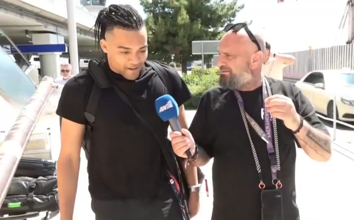 Ο Εμμανουήλ Καραλής στο αεροδρόμιο της Αθήνας