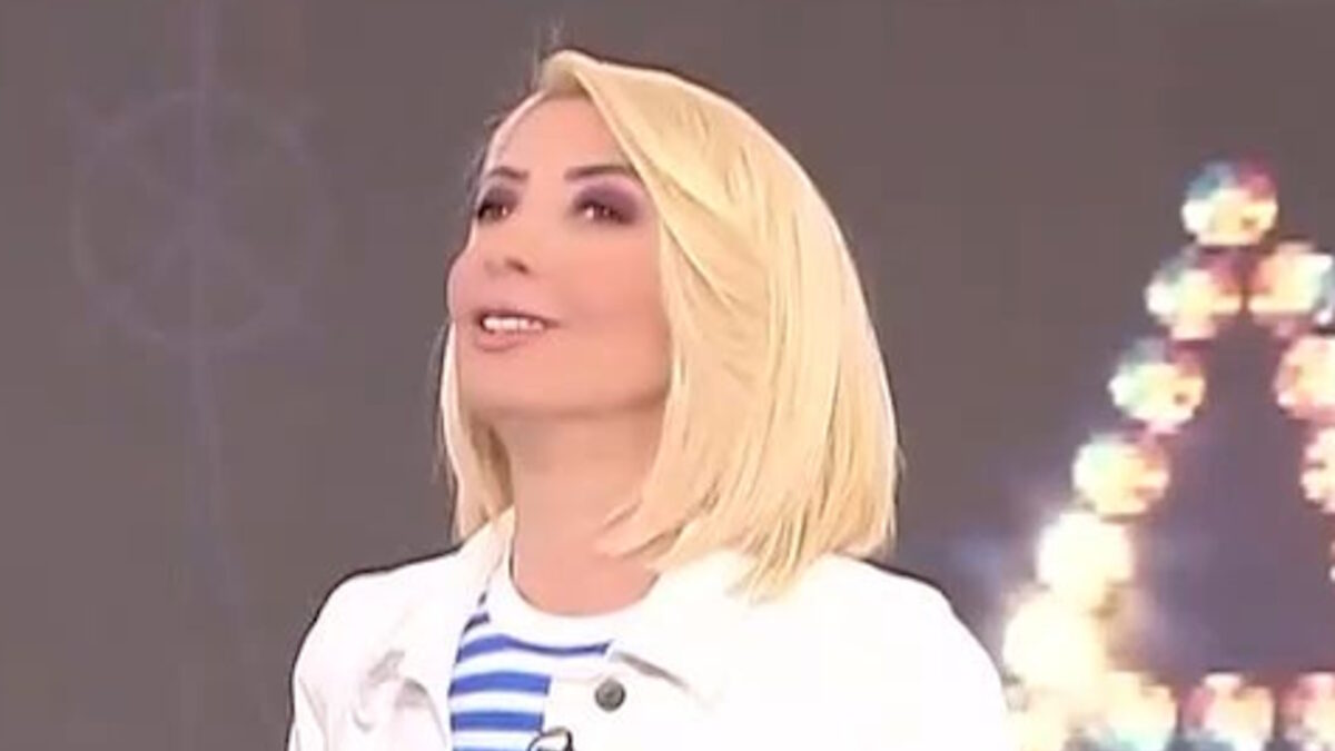 Η Μίνα Καραμήτρου στην έναρξη της πρωινής εκπομπής που παρουσιάζει στο OPEN