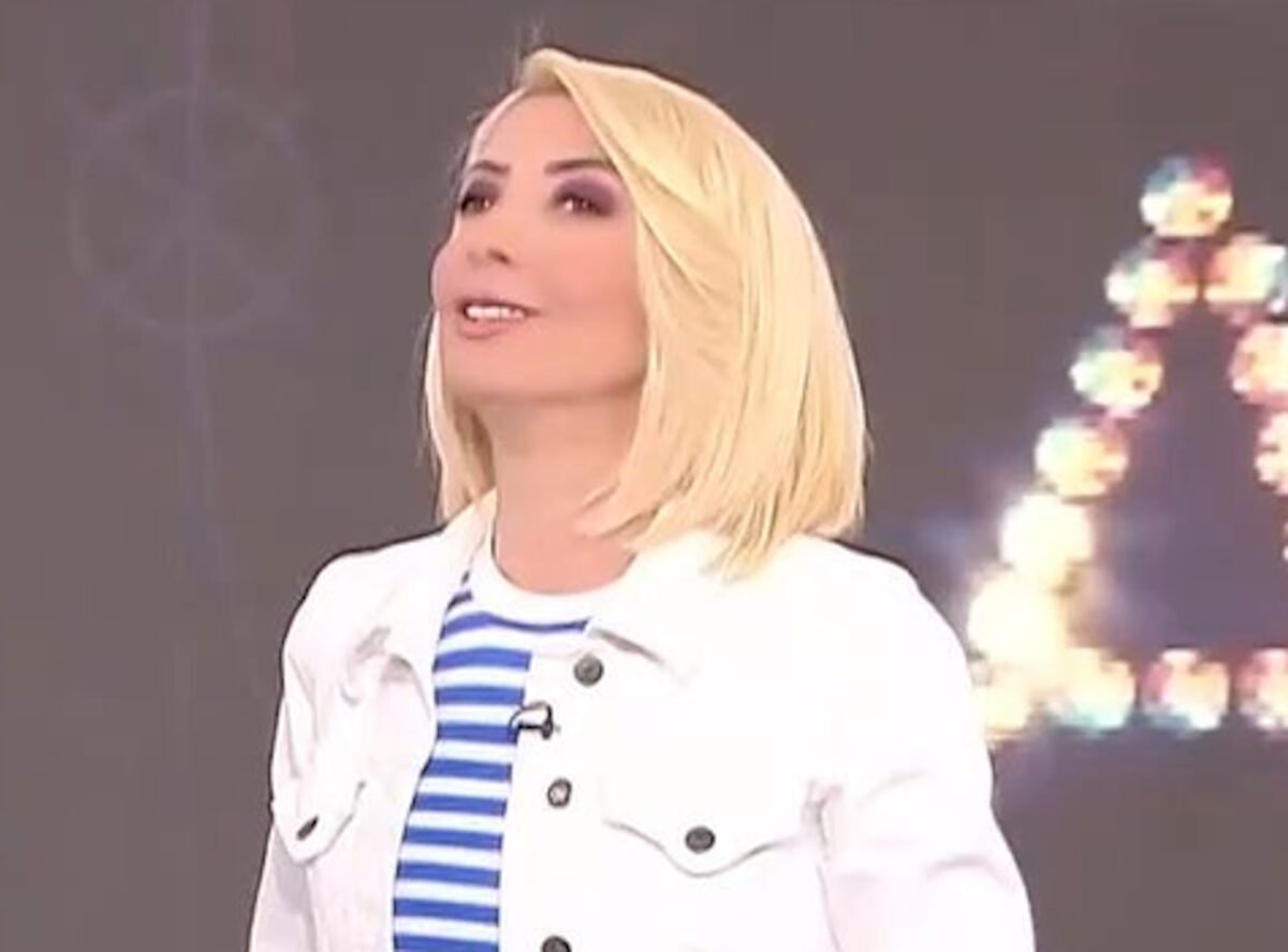 Η Μίνα Καραμήτρου στην έναρξη της πρωινής εκπομπής που παρουσιάζει στο OPEN