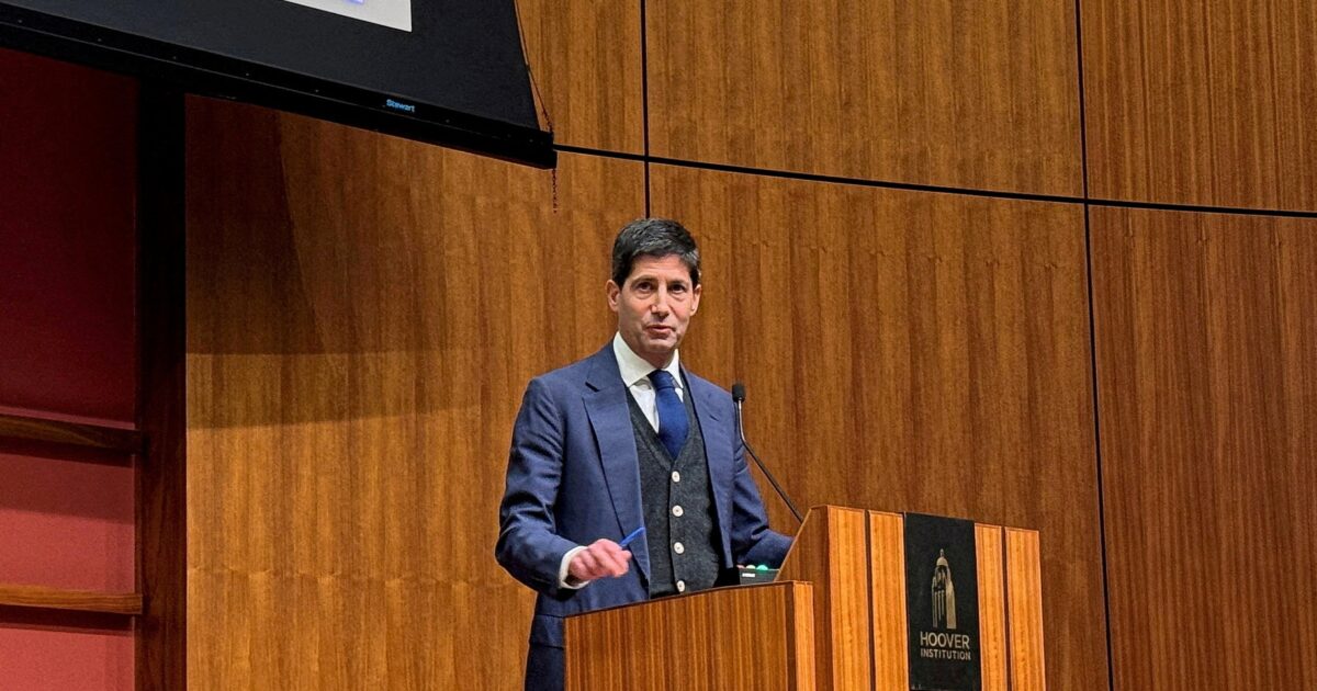 Ο Γουόρς, ως πρόεδρος της Fed, αντιμετωπίζει την πρώτη μεγάλη δοκιμασία με τα επιτόκια