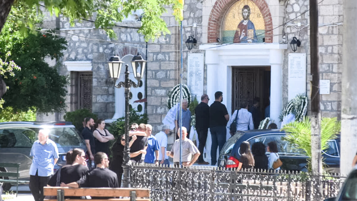 Η κηδεία των θυμάτων της διπλής δολοφονίας στο Αίγιο