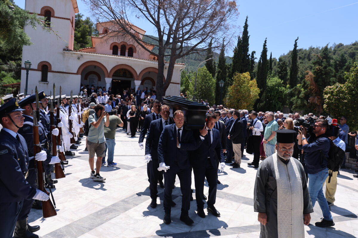 Εξόδιος ακολουθία του Γιώργου Σουφλιά στον Ιερό Ναό Ευαγγελισμού της Θεοτόκου στο κοιμητήριο Παπάγου. Δευτέρα 8 Ιουνίου 2026 (ΓΙΑΝΝΗΣ ΠΑΝΑΓΟΠΟΥΛΟΣ
