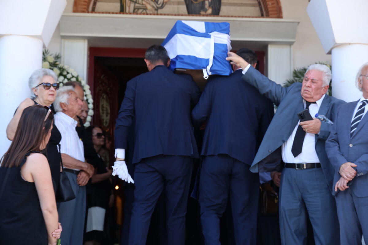 Με την ελληνική σημαία τυλιγμένο το φέρετρο