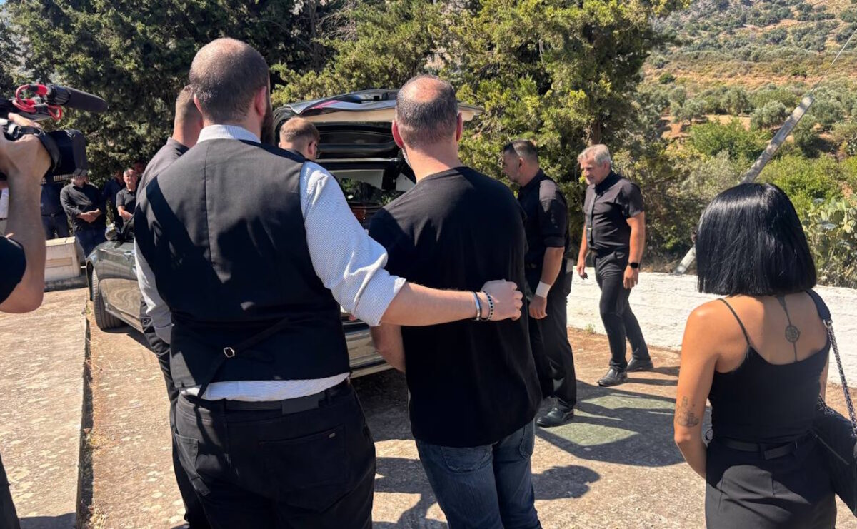 Σταυρούλα Λεβεντάκη: Θρήνος στην κηδεία της στο Βαρύπετρο Χανίων – Δικαιοσύνη ζητούν οι συγγενείς