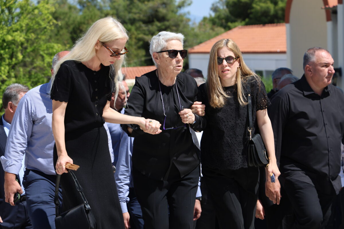 Συγκίνηση στην κηδεία του Γιώργου Σουφλιά – Στην εξόδιο ακολ