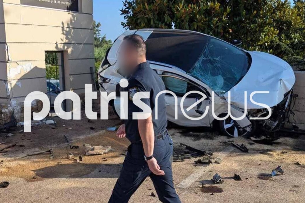 Τροχαίο στην Κυλλήνη: Αυτοκίνητο καρφώθηκε και κρεμάστηκε σε