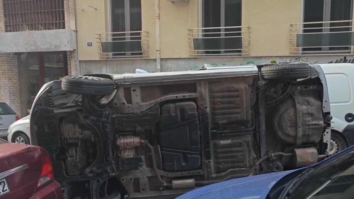 Πλατεία Κολιάτσου: Τούμπαρε αυτοκίνητο μετά από σφοδρή σύγκρουση – Απεγκλωβίστηκε ο οδηγός