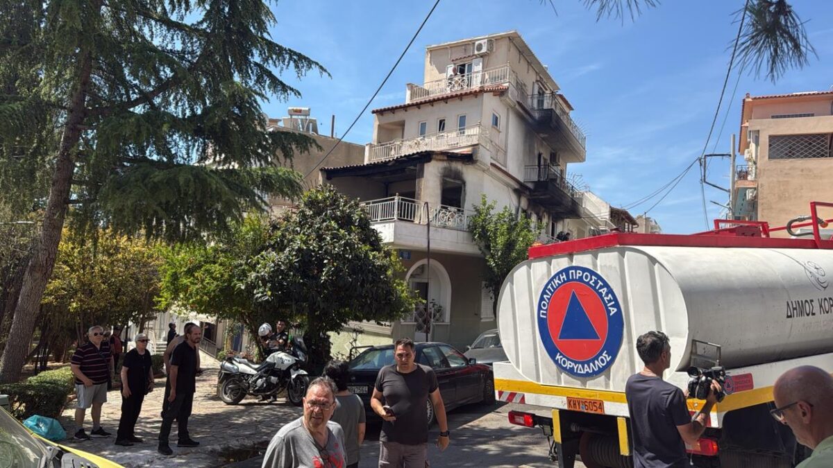Η πολυκατοικία που τυλίχθηκε στις φλόγες