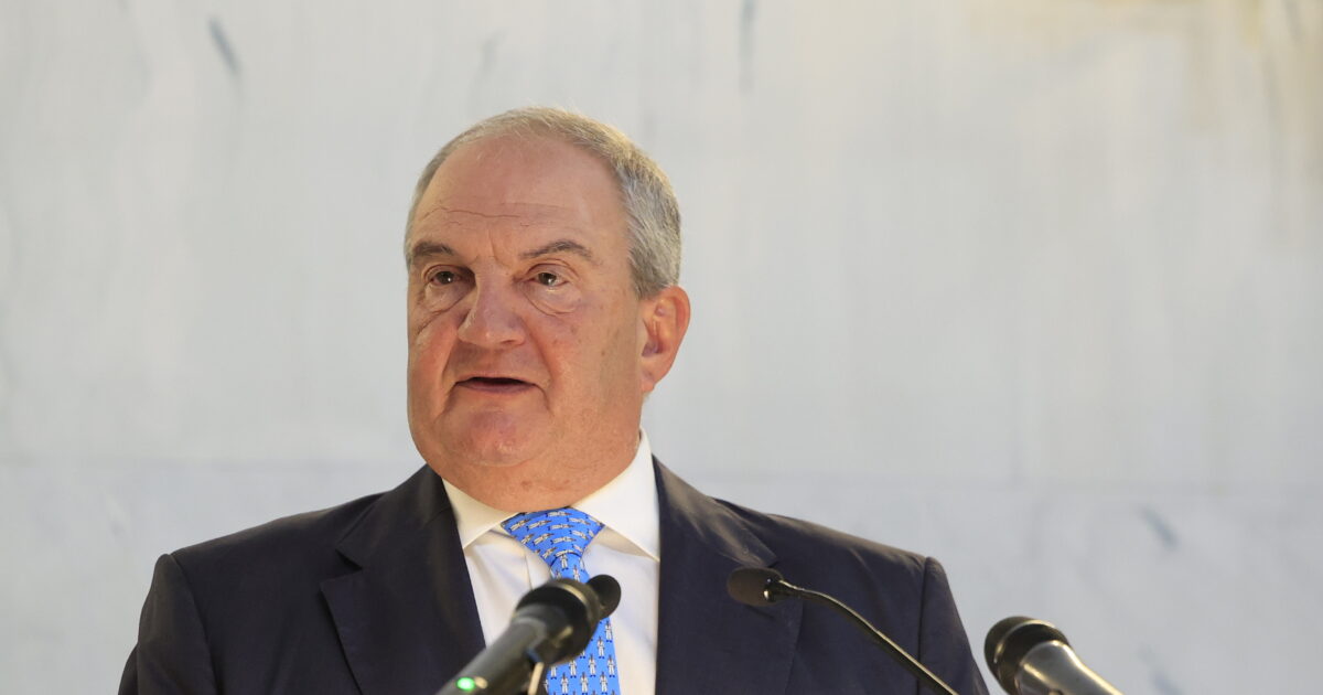 Καραμανλής: «Το νου σας σε όσους είναι υπερβολικά ερωτευμένοι με τον εαυτό τους, με το χρήμα, με την εξουσία»