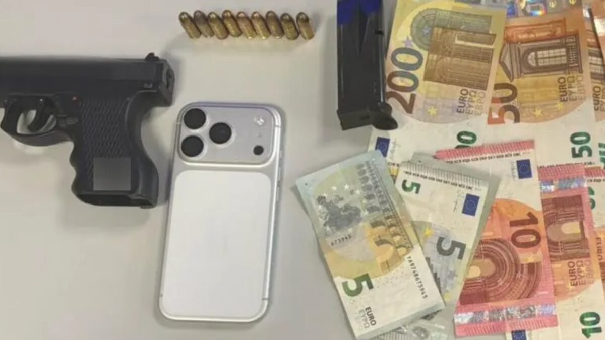 Λάρισα: Πάνω από 777.000 ευρώ η λεία της οργάνωσης με τις «χρυσές λίρες» – Βίντεο και φωτογραφίες από την έφοδο στον καταυλισμό