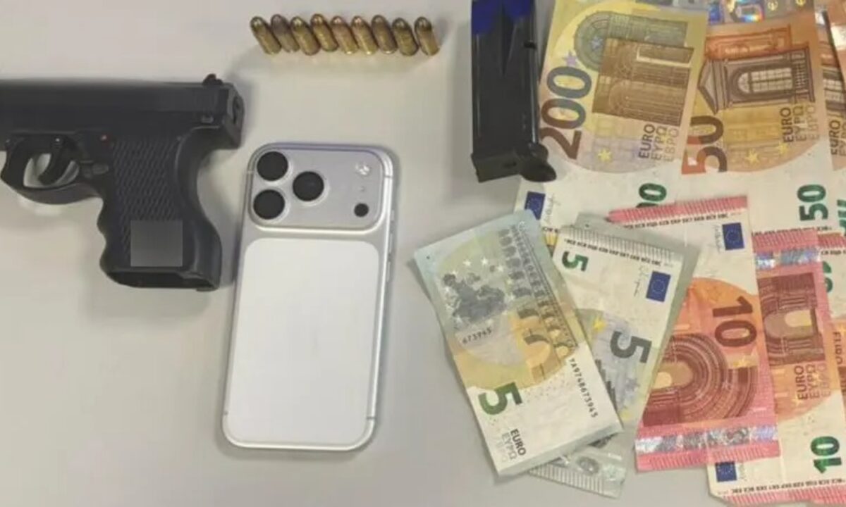 Λάρισα: Πάνω από 777.000 ευρώ η λεία της οργάνωσης με τις «χρυσές λίρες» – Βίντεο και φωτογραφίες από την έφοδο στον καταυλισμό