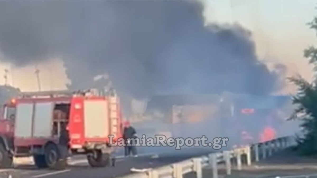 Φορτηγό πήρε φωτιά εν κινήσει