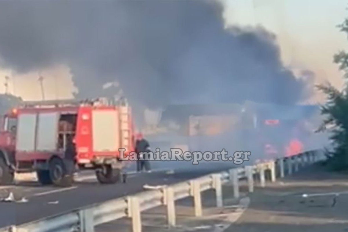 Φορτηγό πήρε φωτιά εν κινήσει