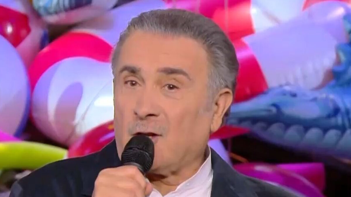 Ο Λάκης Λαζόπουλος κατά τη διάρκεια του Αλ Τσαντίρι Νιουζ