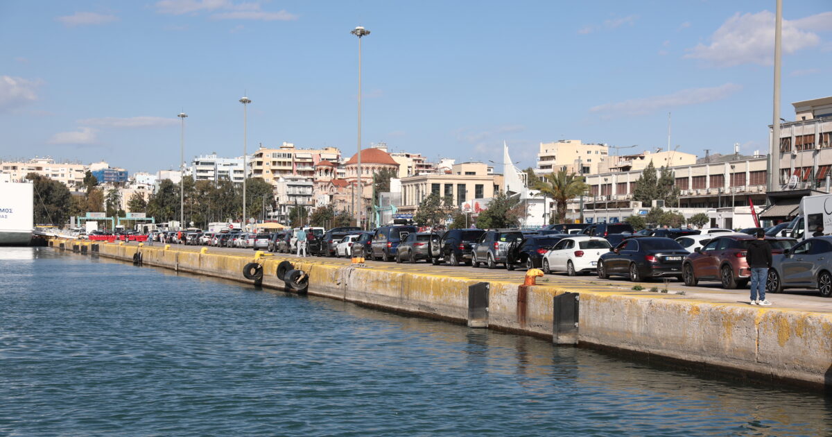 Συναγερμός στο λιμάνι του Πειραιά μετά από πτώση αυτοκινήτου στη θάλασσα
