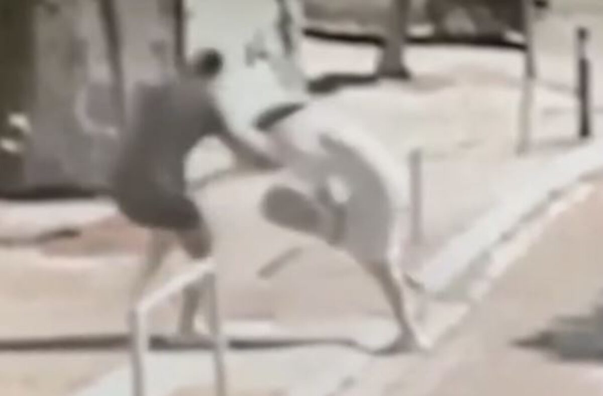 Ανήλικος ληστής κλέβει ηλικιωμένη στον ΗΣΑΠ