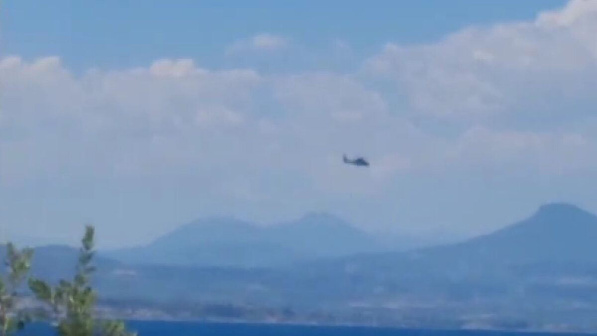 Το ελικόπτερο που ψάχνει τον αγνοούμενο στο Λουτράκι
