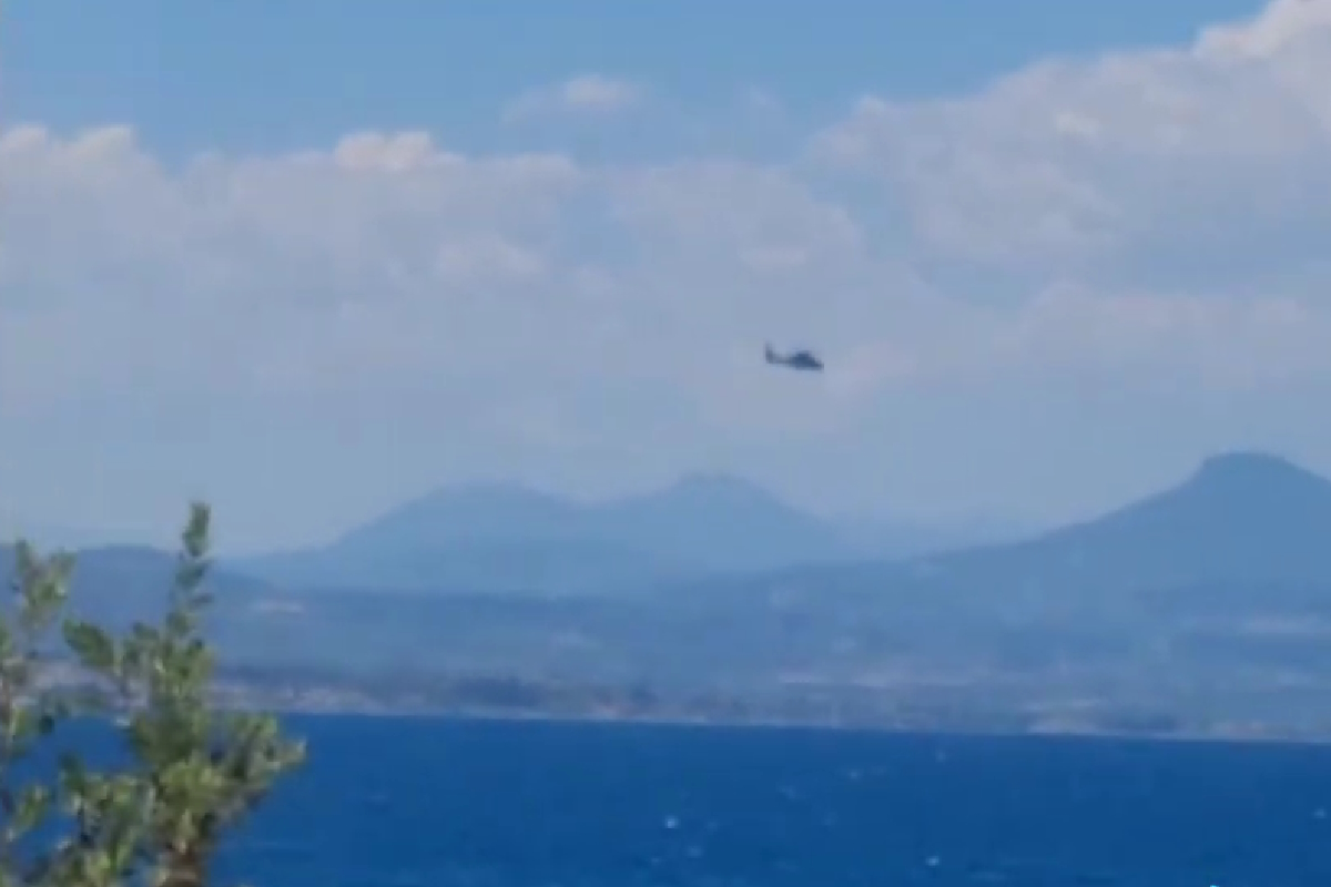Το ελικόπτερο που ψάχνει τον αγνοούμενο στο Λουτράκι