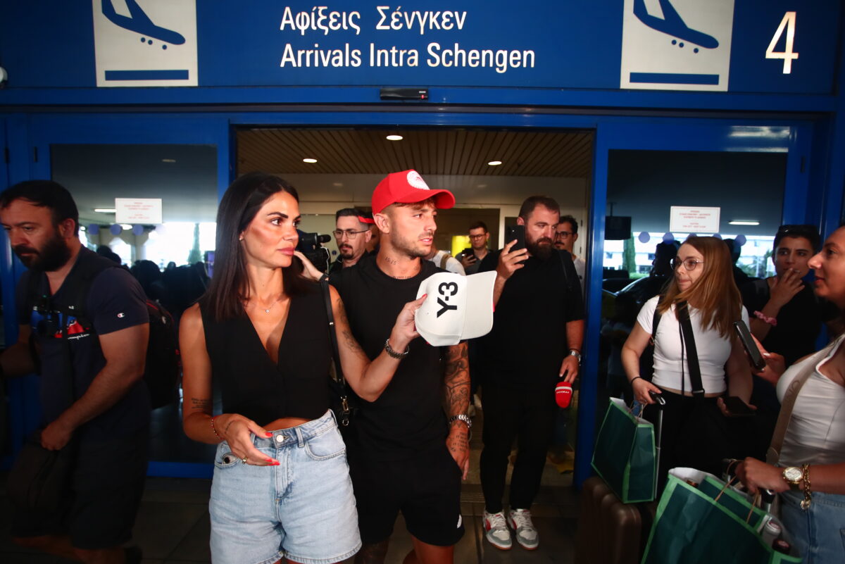 ΑΦΙΞΗ ΤΟΥ ΠΑΜΠΛΟ ΜΟΦΕΟ ΣΤΗΝ ΑΘΗΝΑ ΓΙΑ ΤΗΝ ΟΜΑΔΑ ΤΟΥ ΟΛΥΜΠΙΑΚΟΥ (ΘΑΝΑΣΗΣ ΔΗMΟΠΟΥΛΟΣ