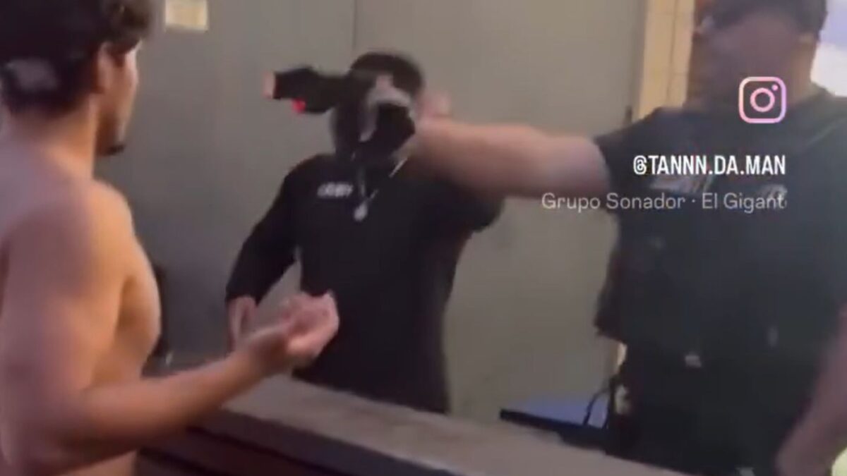 Βίντεο σοκ στην Καλιφόρνια: Πορτιέρης πυροβολεί με taser άνδρα στο πρόσωπο έξω από μπαρ – Σφαδάζει από τον πόνο