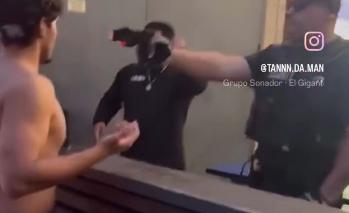 Βίντεο σοκ στην Καλιφόρνια: Πορτιέρης πυροβολεί με taser άνδρα στο πρόσωπο έξω από μπαρ – Σφαδάζει από τον πόνο