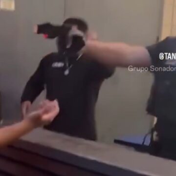 Βίντεο σοκ στην Καλιφόρνια: Πορτιέρης πυροβολεί με taser άνδρα στο πρόσωπο έξω από μπαρ – Σφαδάζει από τον πόνο